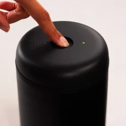 Fellow Electric Atmos Vacuum Canister tyhjiösäiliö sähkökannella, mattamusta teräs