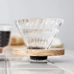 Hario Olive Wood V60 koko 01 lasinen suodatinsuppilo puukauluksella